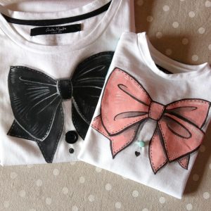 T-shirt personalizzata donna fiocco nero rosa